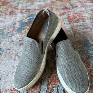 Sofft Women’s textured Slip-On sneakers - Taupe